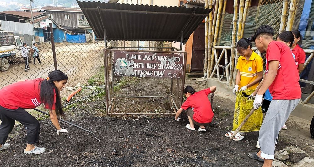 The Eco Club 'Mission for Life' of Government Higher Secondary School (GHSS) Thangjam conducted a cleanliness drive at the Night Super Stand area in Tuensang town on June 15. (Morung Photo)